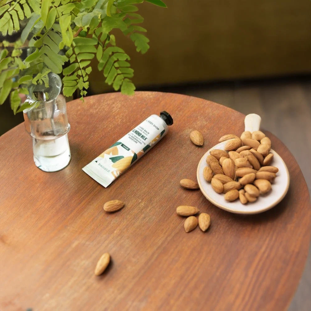 The Body Shop - Mandelmjölks Handkräm, 30 ml - Bild 6